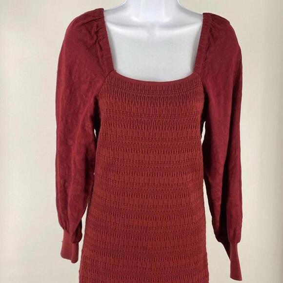 Chic Smocked Midi Dress - Perfect for Any Occasion - Picture 4 of 7